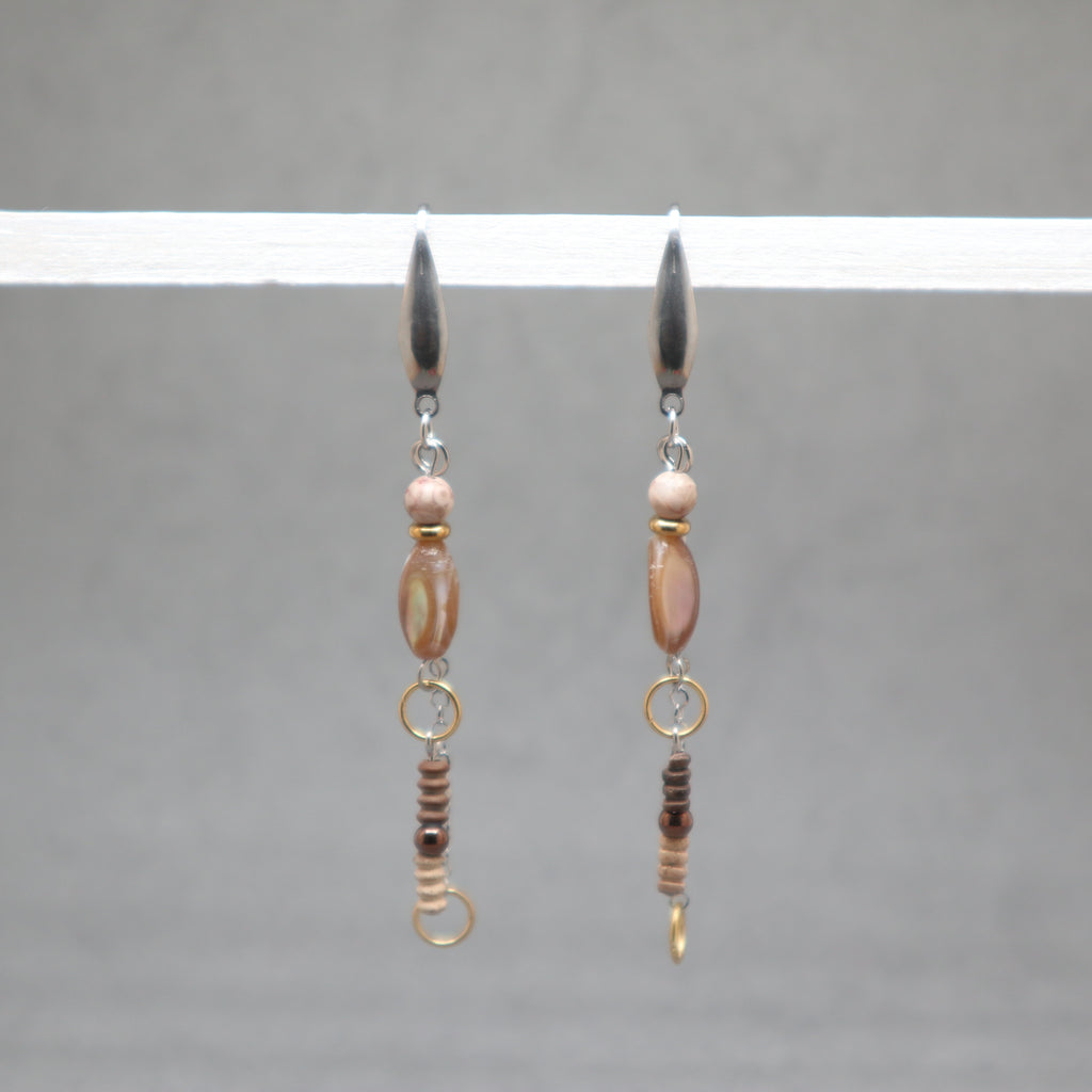 Pair of earrings with shell, gold, silver, maifaite, clay from mali