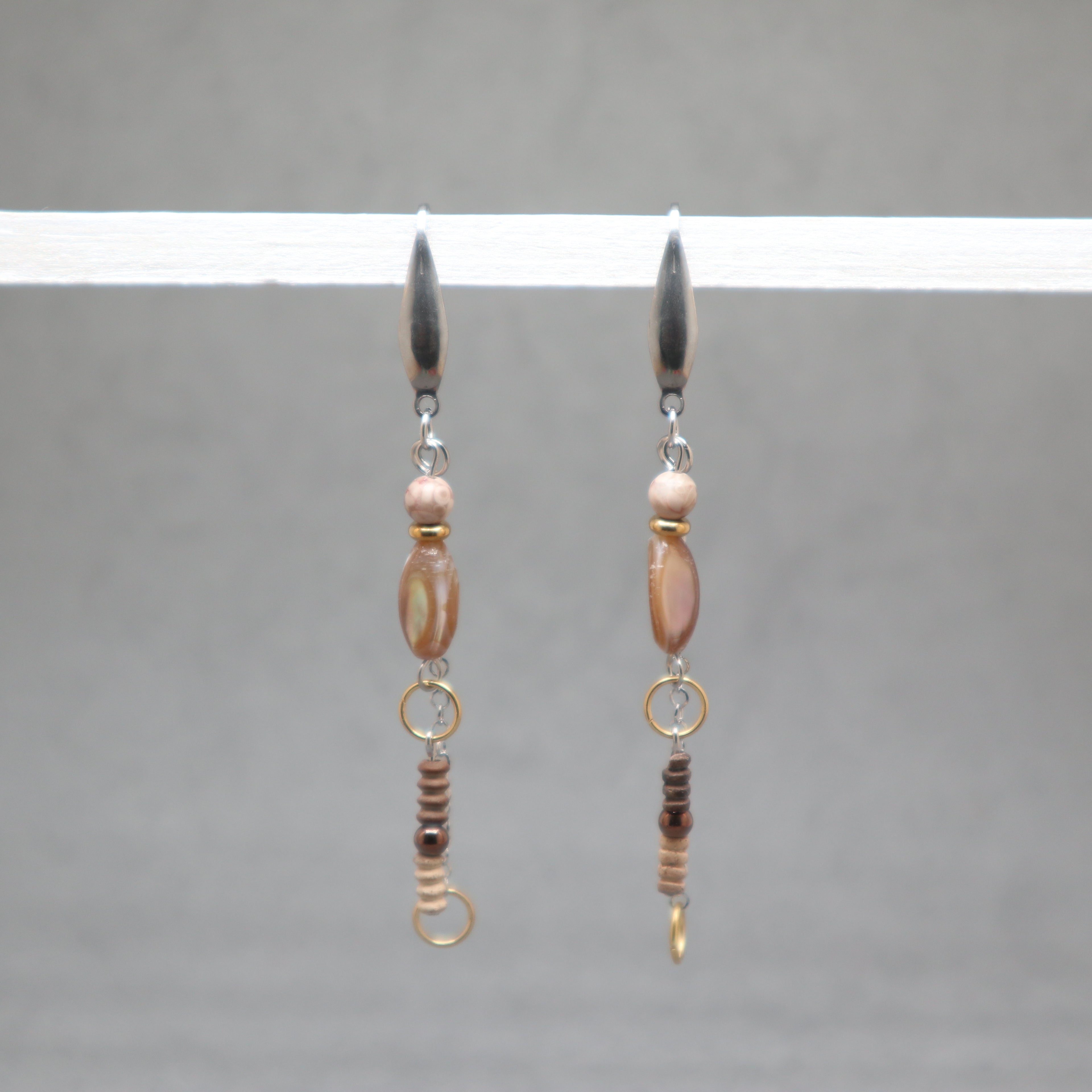 Pair of earrings with shell, gold, silver, maifaite, clay from mali