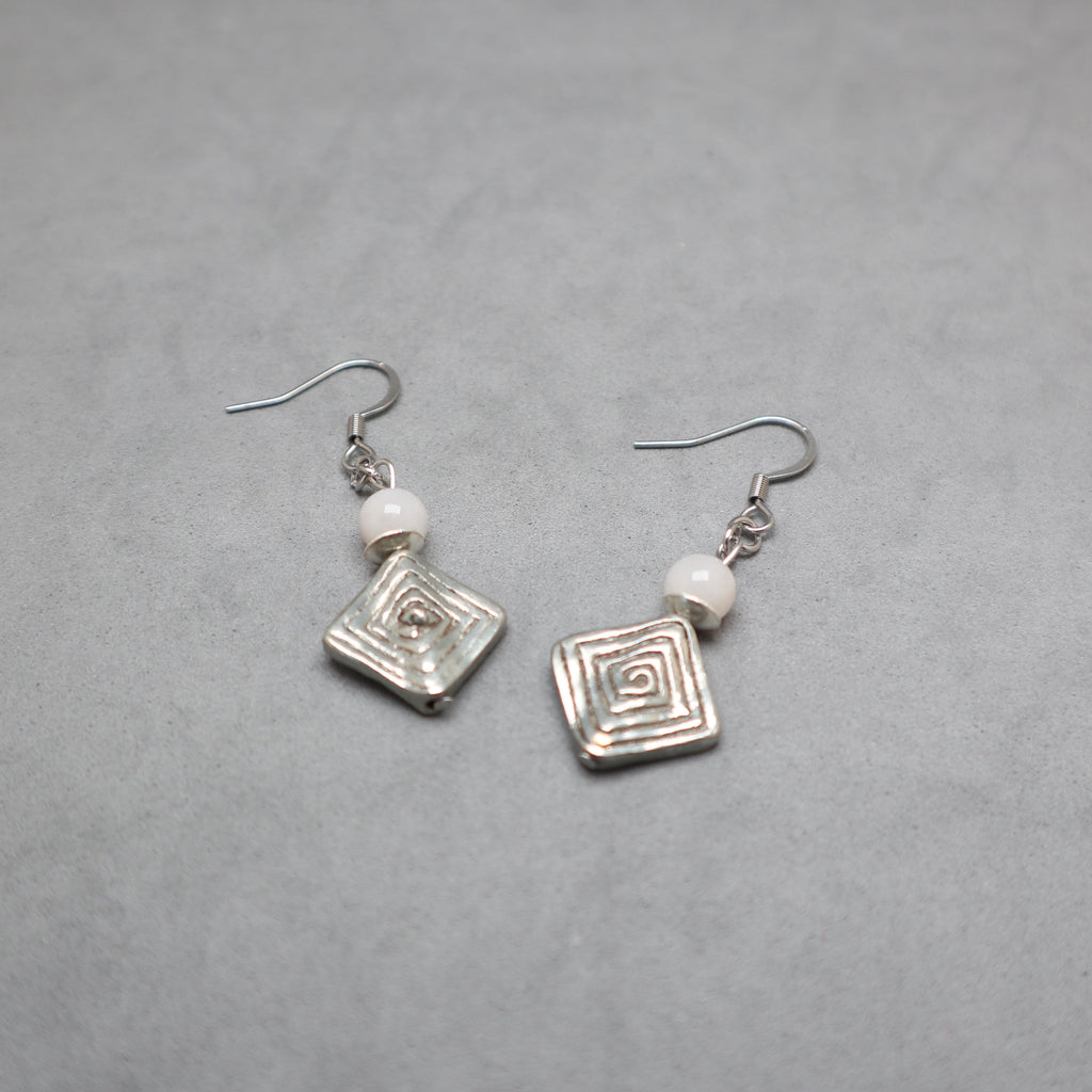 silver labyrinth metal with agate gemstone