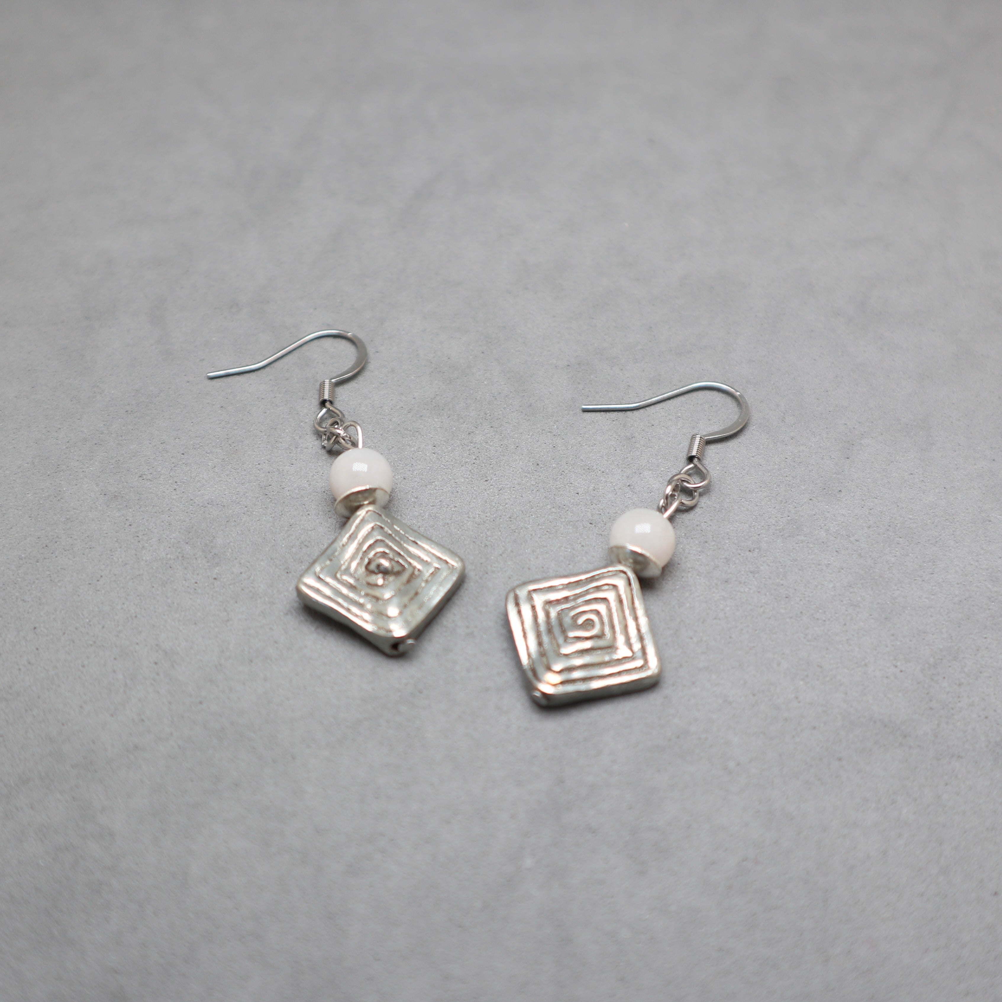 silver labyrinth metal with agate gemstone